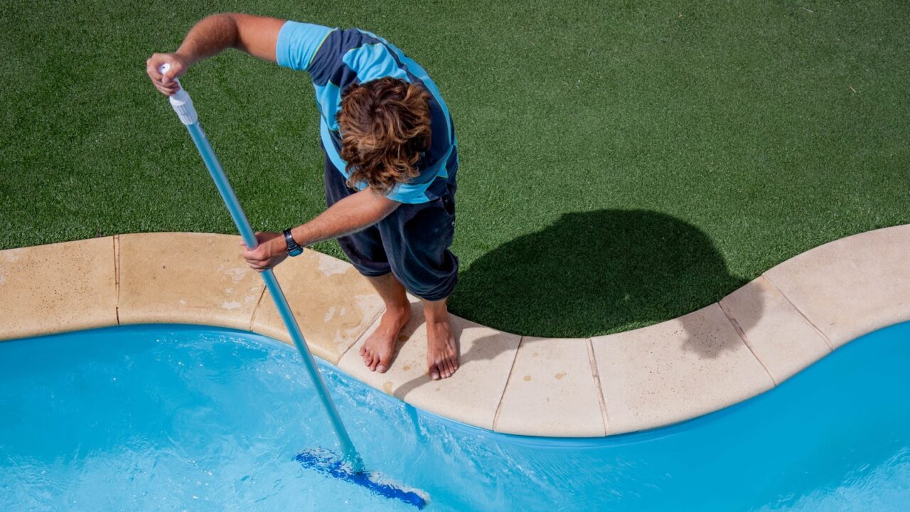 Artificial Grass Around Your Swimming Pool – Why Should you Consider?